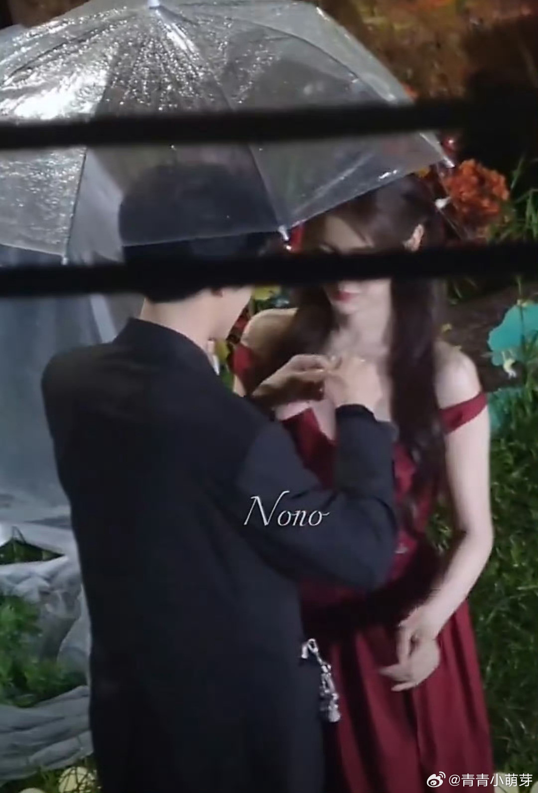 杨超越董思成你俩不像演的杨超越董思成这互动真不像演的！他给她戴项链时手都抖，她下