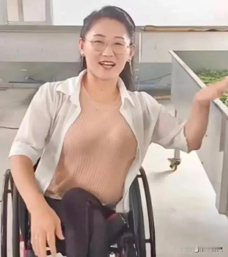 ​​​​山东一名靠爬行维持生活的女子，在24岁时嫁给了一个46岁的单身男人，婚后