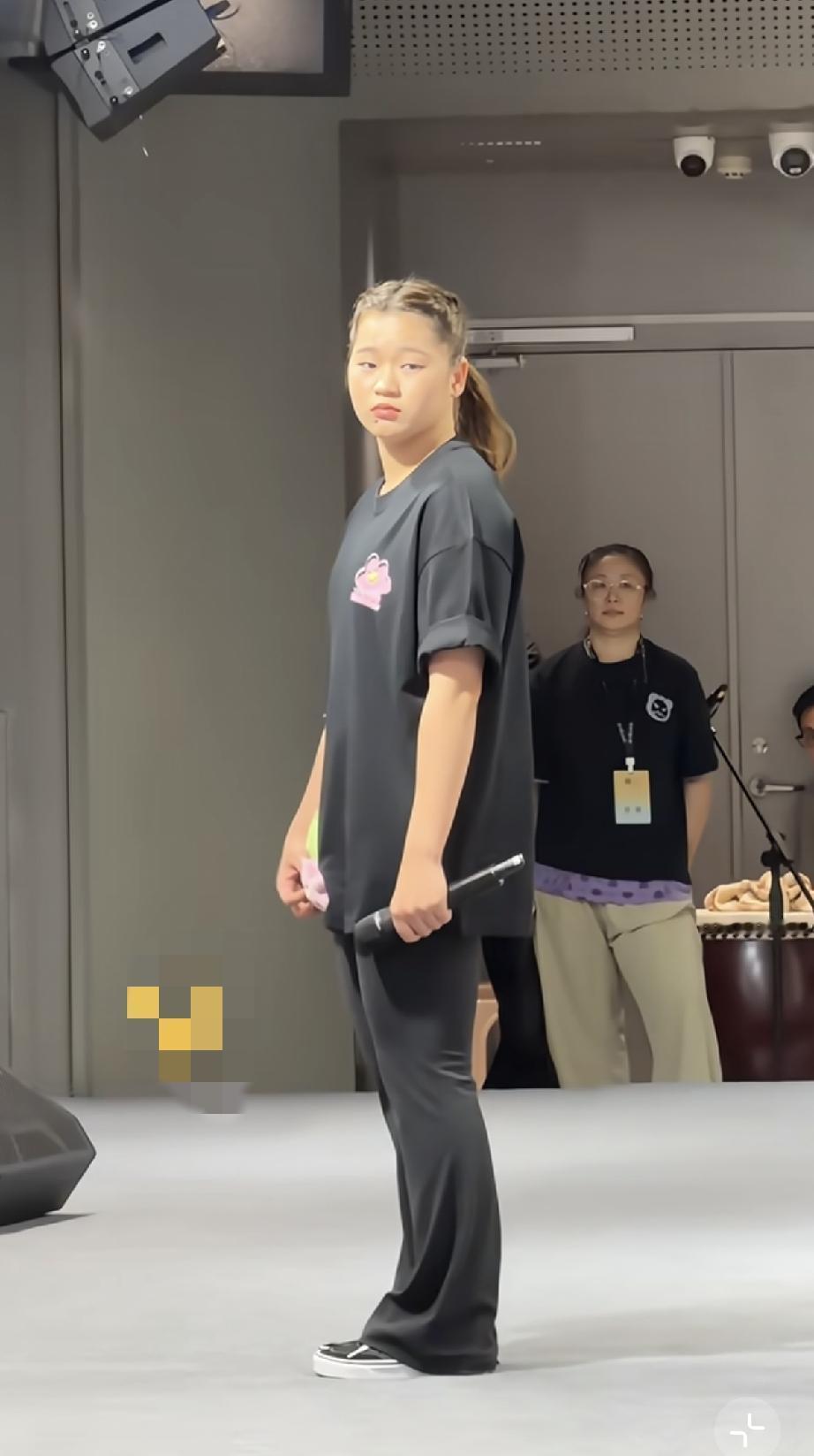 8月3日，全红婵现身杭州西湖，全身照曝光，个子长高了，瘦了一点，大腿修长，打扮起