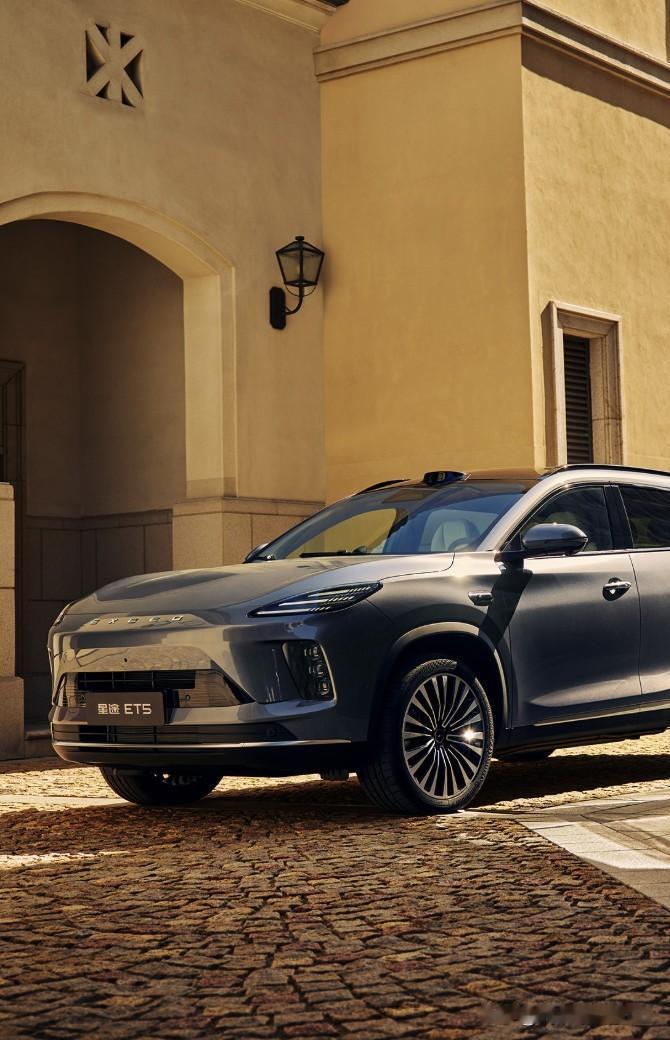 有网友私信问我，星途ET5能不能买？我来讲讲这车的三大亮点，只要你看中这三点，就