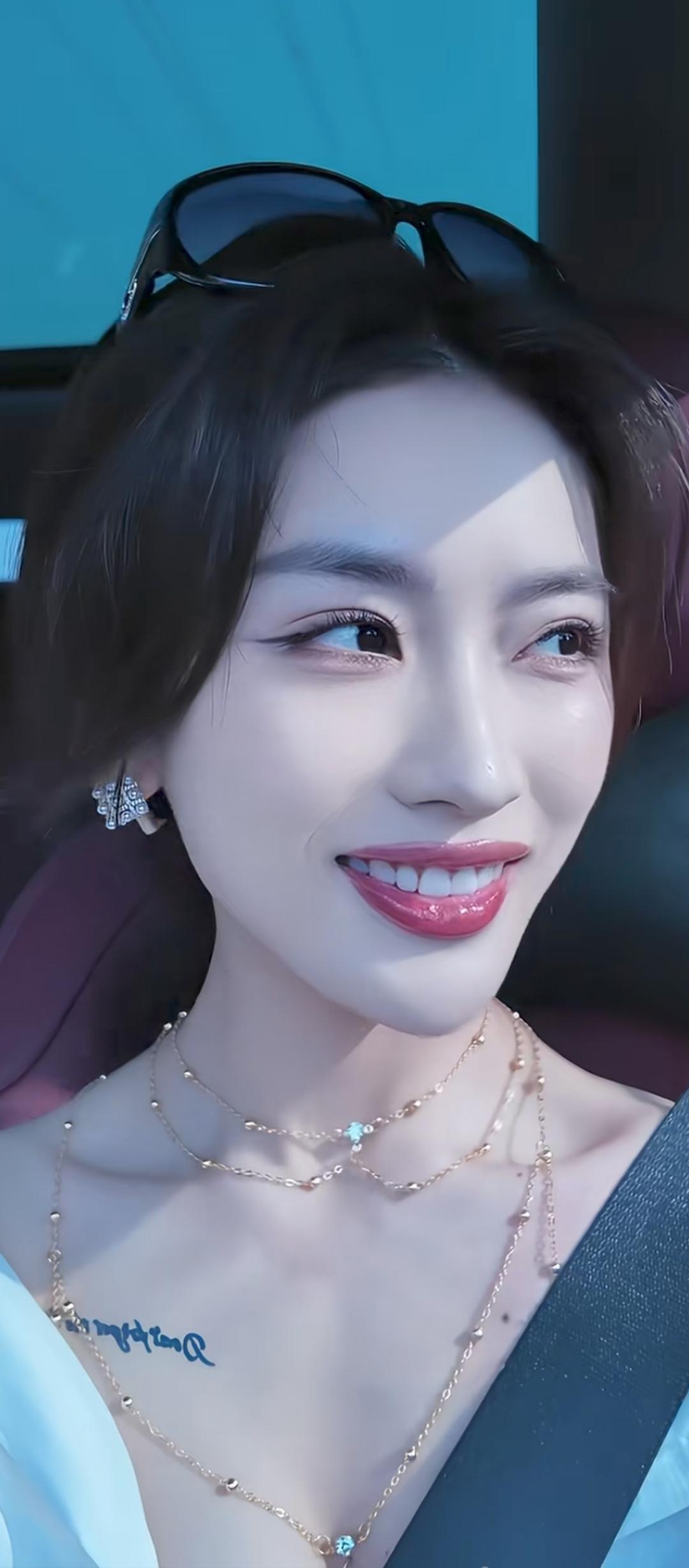 笑靥如花，心随梦飞。