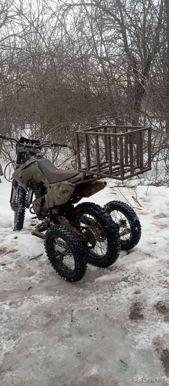 俄军懂得与时俱进，摩托车冲锋陷阵，不忘记增加稳定性，于是从老头乐得到启发，增加了