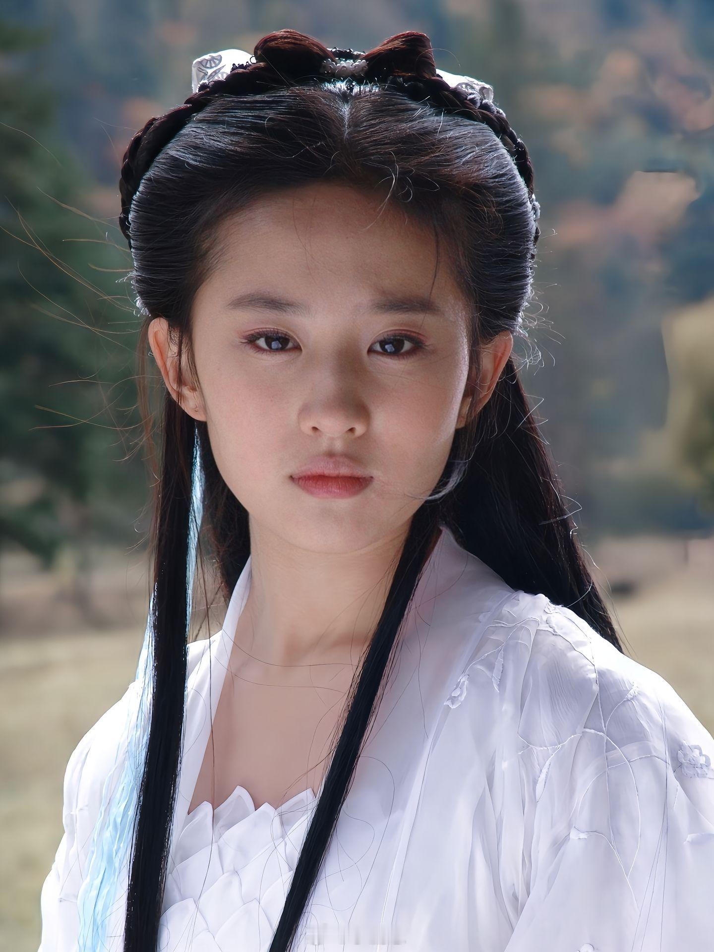 刘亦菲底光原图白衣服，哪里都是死线惟独脸还能美成这样刘亦菲｜​​