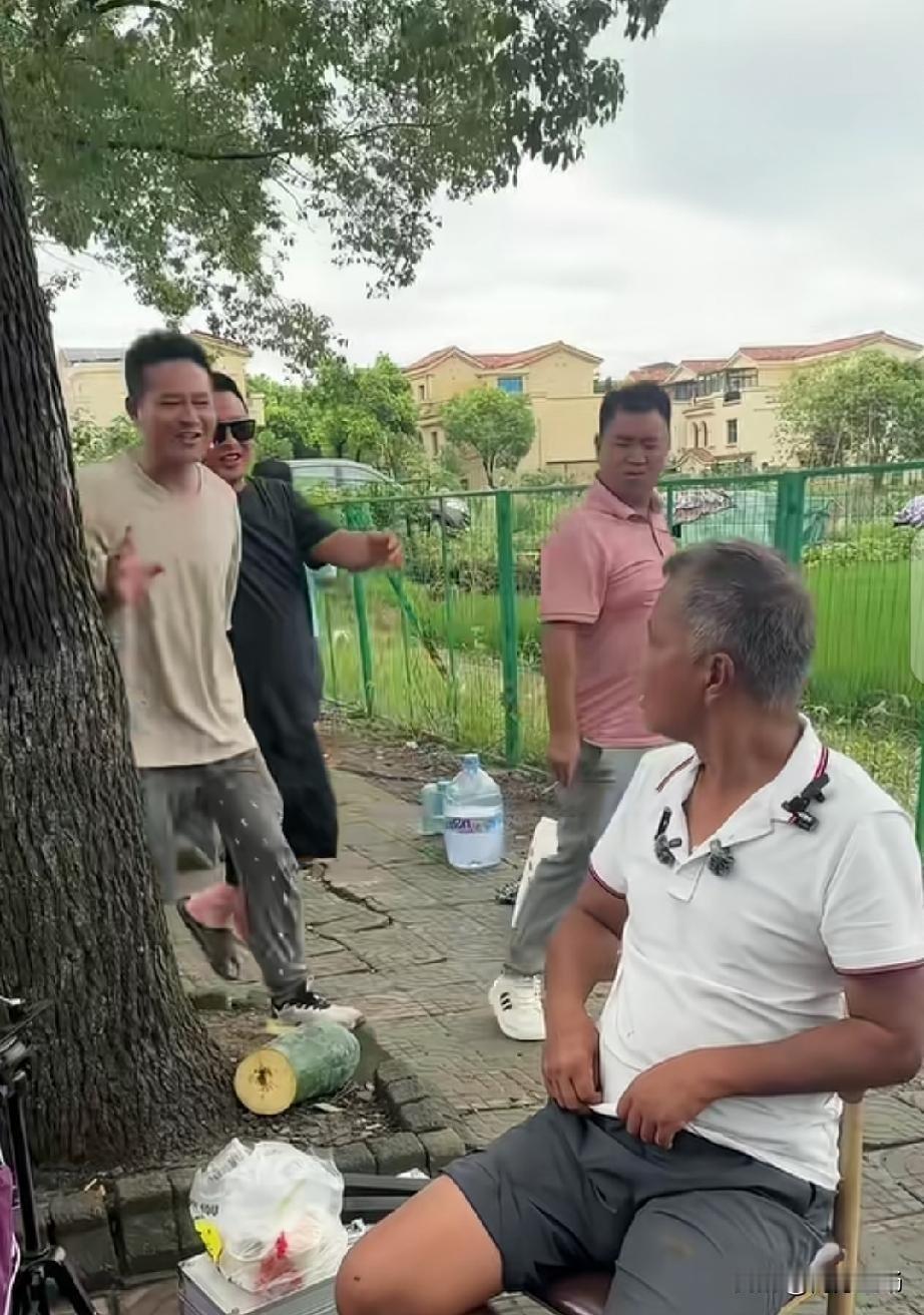 黑粉上门找沈巍老师的茬，嘴里还不干不净。就在大家以为沈老师要忍气吞声了，他突然抄