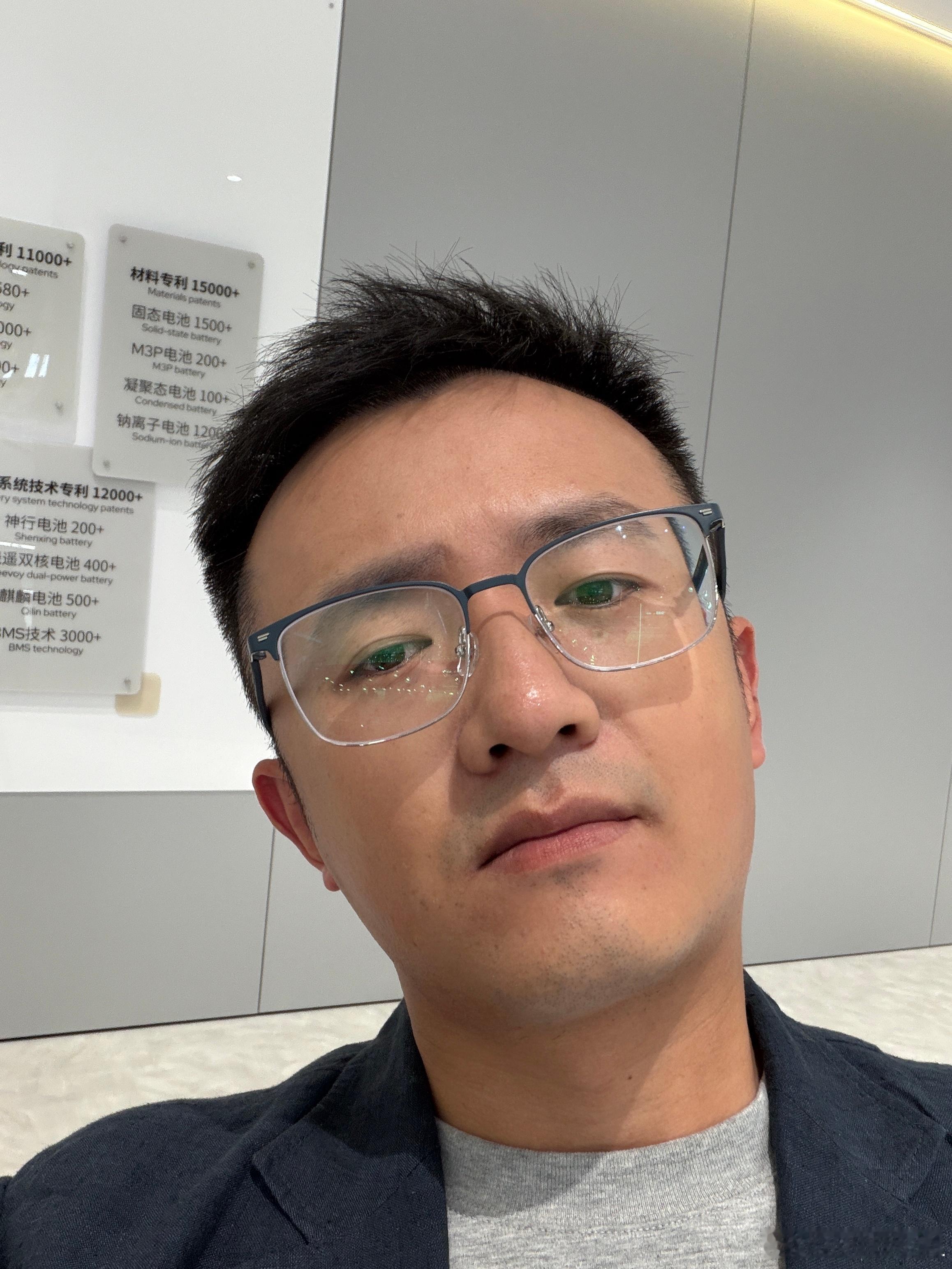 累了，来宁德时代躺一会。墙上全是宁德时代的专利。但其实，专利对宁德时代来讲就只是