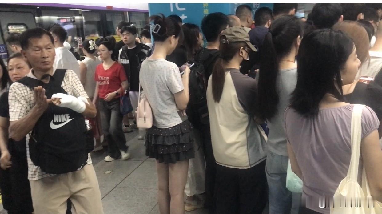 深圳地铁如果不是上下班高峰期的个别站点，它的舒适度目前阶段是没有一个城市堪比的。