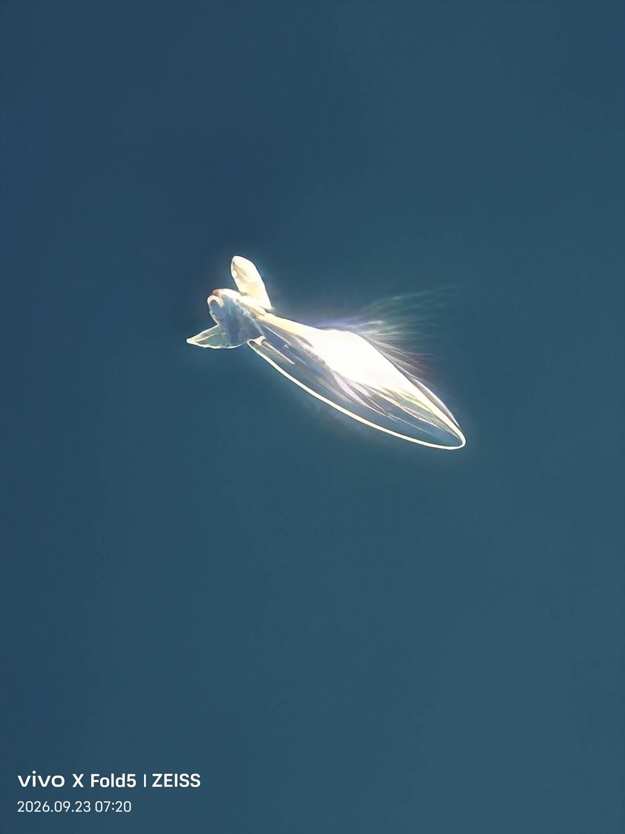 成都都江堰现UFO，但是气象官方回应说不是他们的东西。这很明显也不像飞弹、火箭