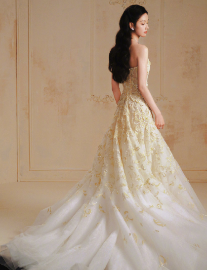 陈都灵的童话公主造型太圈粉，精致的裙摆摇曳生姿，灵动发饰增添俏皮感，站在那里就像