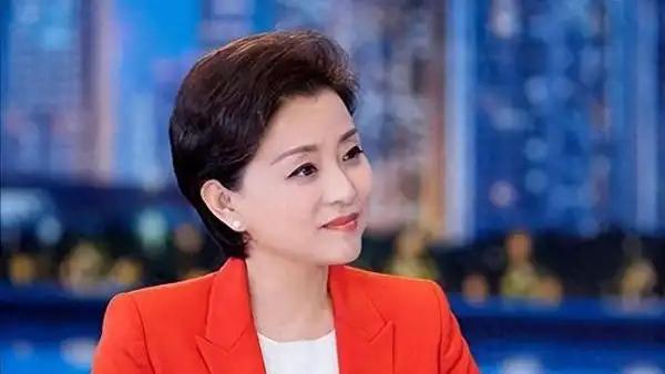 杨澜论人工智能与媒体转型‌技术驱动变革‌：AI生成内容及智能推荐算法颠覆传统新