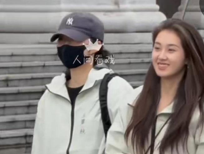 徐若晗不喊不闹，眼泪在眼眶里打转，观众心就碎了。郭宇欣没戴反派面具，她只是活得