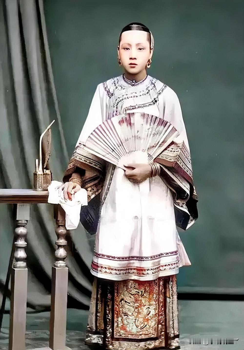 这是晚清重臣李鸿章小妾冬梅的一张留影老照片，拍摄于1892年。这可不是演戏，也并