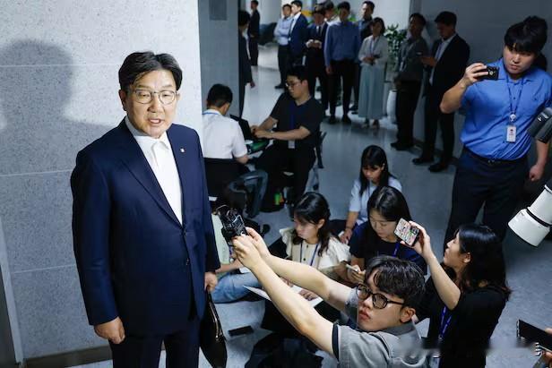 18日，韩国金建希特别检察组与海军特别检察组分别对亲尹派核心人物权性东、李哲圭议