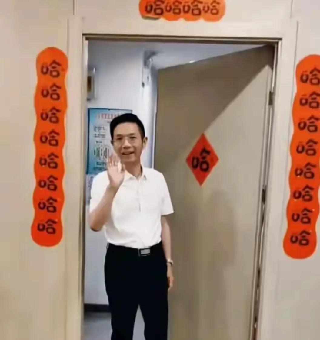 事隔两年，李律的21个“哈”重见天日。两年前的六月十六日，这简单的21个