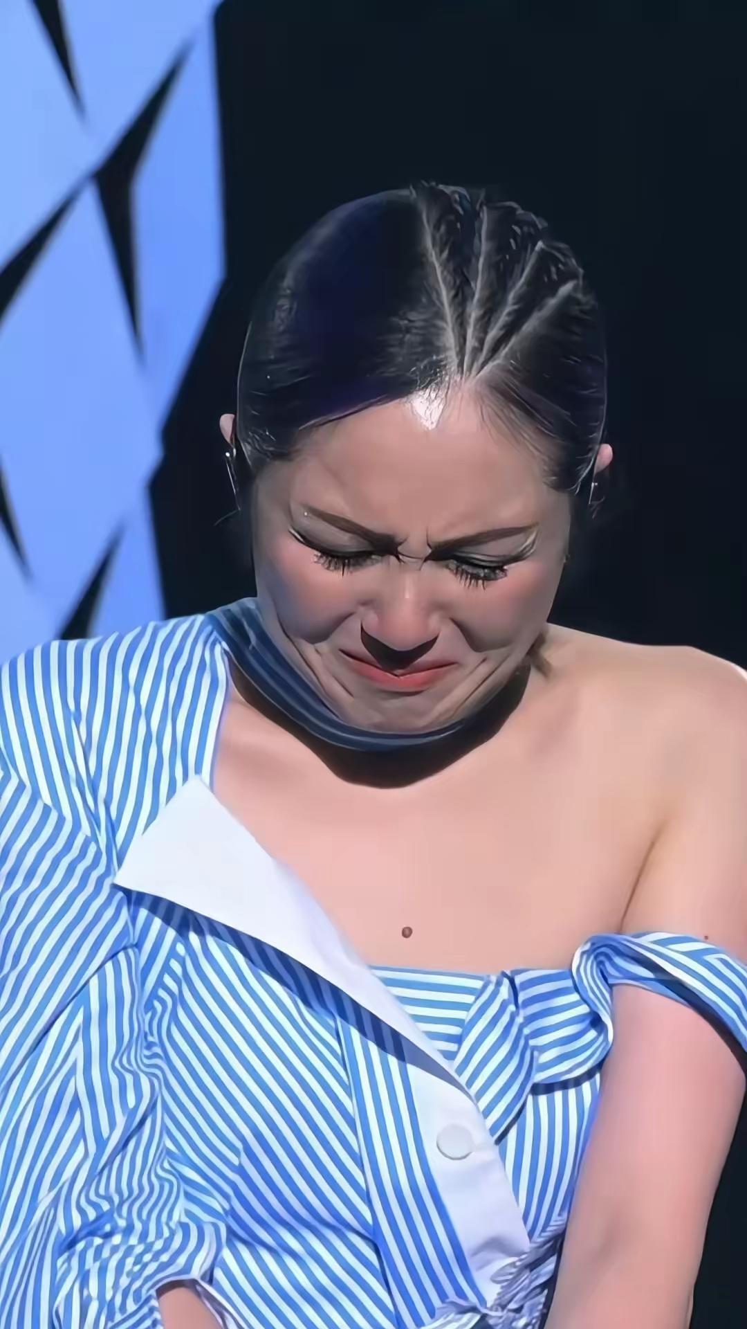 杨千嬅在面对大埔火灾时，她直接把红馆演唱会首场的所有收益全捐了，连六场周边赚的钱