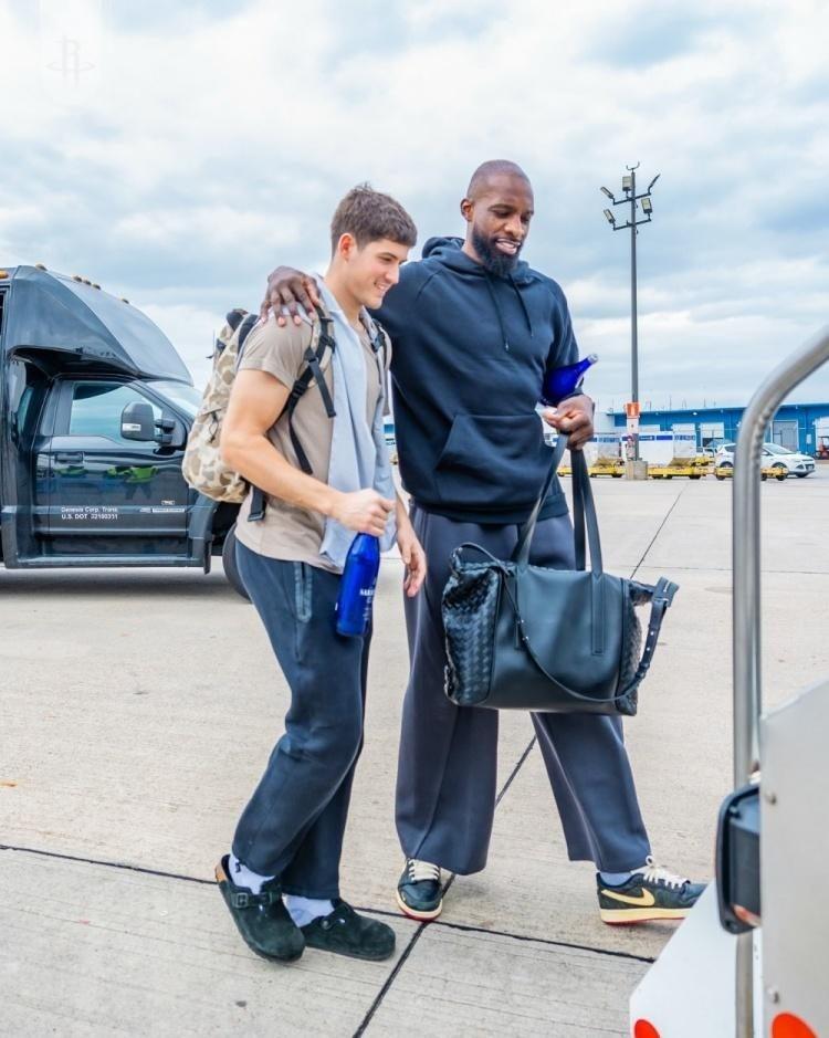 阿门·汤普森说，谢泼德在场时，他阅读防守变得非常轻松。火箭队最近有个幸福的烦恼