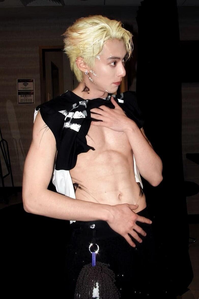 王鹤棣身材很曼妙！睡不着了是我喜欢的腹肌，薄肌，胸肌