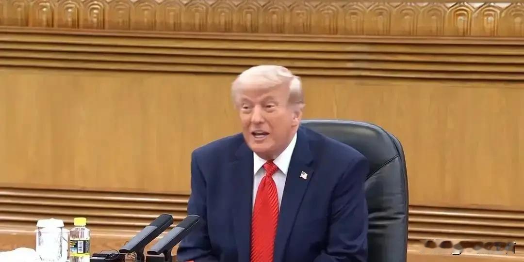 感觉特朗普有点拘束，真是难得见特朗普一本正经啊，如果在白宫，特朗普肯定会跳起他的