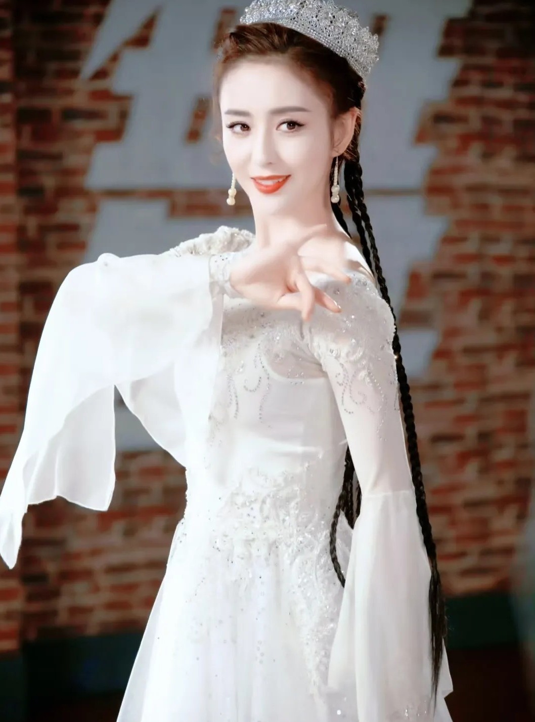 大家发现了没？佟丽娅的长相真的是个神奇的存在昧着良心说，美得倾国倾城吧，良心