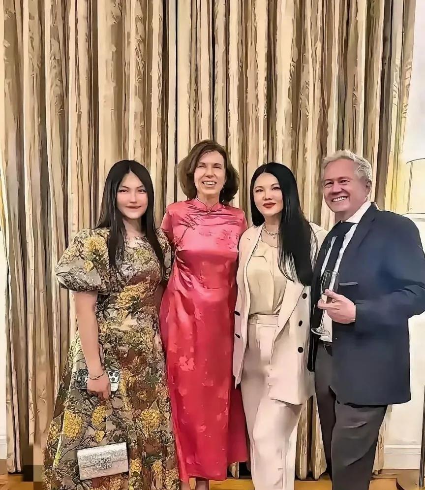 一打眼就感觉李湘与王诗龄母女这衣服应该互换一下更合适!才15岁的王诗龄在