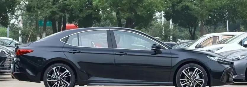 丰田最近又火了一把。新款凯美瑞十月份交出一份漂亮到有点离谱的成绩单——31天卖了