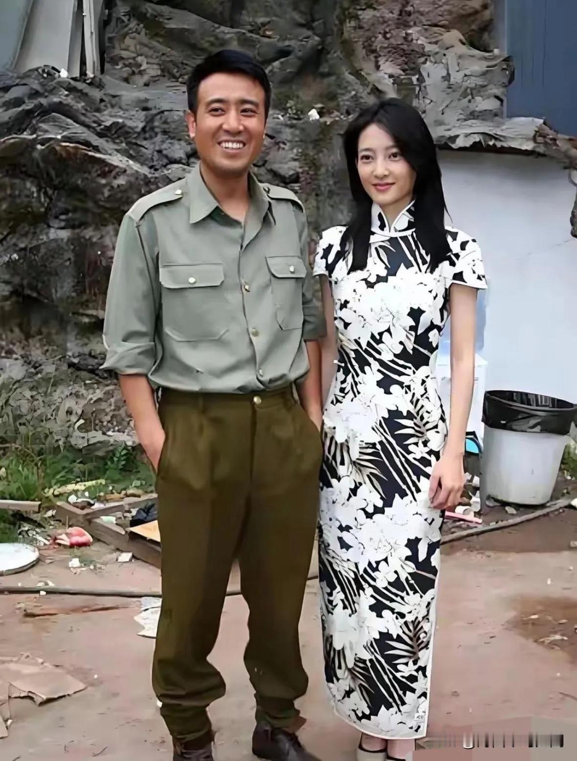 于和伟乐开花！这位气质优雅的美女是谁？于和伟是深耕演技的实力派演员，从业多年打磨