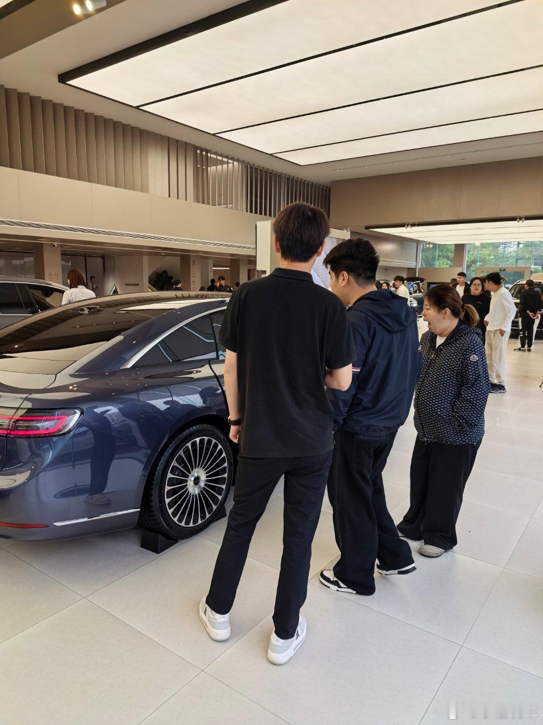 享界s9好起来了看车的人络绎不绝[点赞]​​​