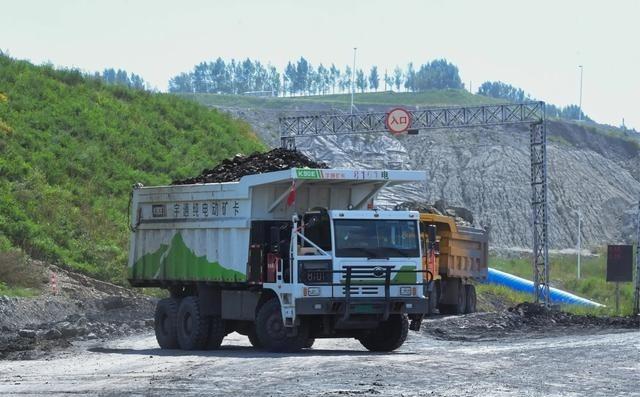 为什么大型矿山都换成电动卡车了？因为一辆90吨的卡车来回拉货，忙活一整天，最后消