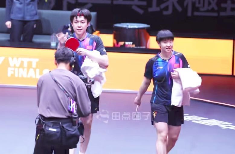 混双老祖笑盈盈地朝我们走过来，虽然过程有点艰难，但是赢了就好，这个画面真美