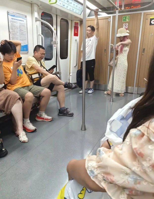 成都地铁风景随处可见。