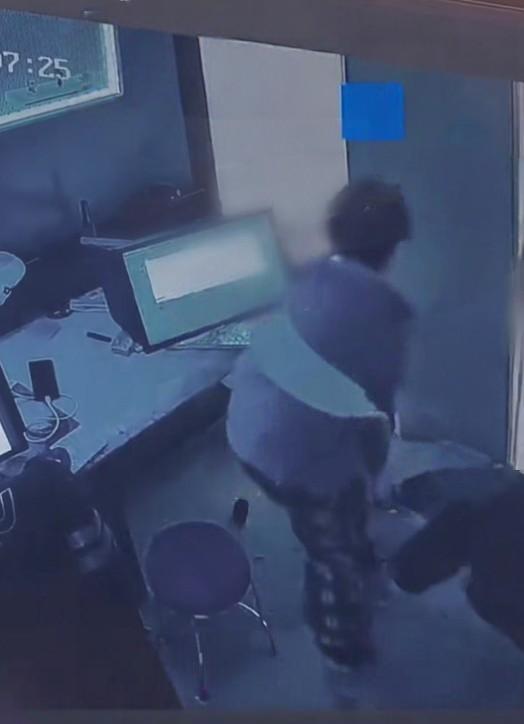 这女的咋了，是喝酒了还是吃错药了？二十多岁的女的早上7点多，直接跑到网吧包间