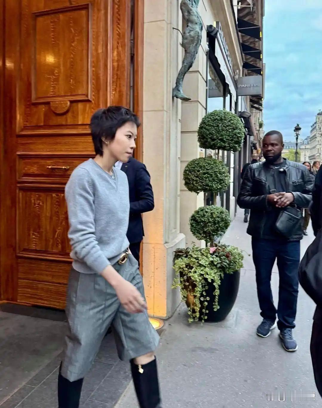 窦靖童这身材，跟王菲老像了