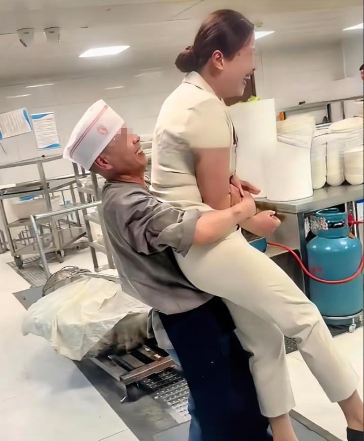 4月25日，河北邯郸一家小饭庄火了——不是因为菜香，而是因为后厨上演了一出“男女