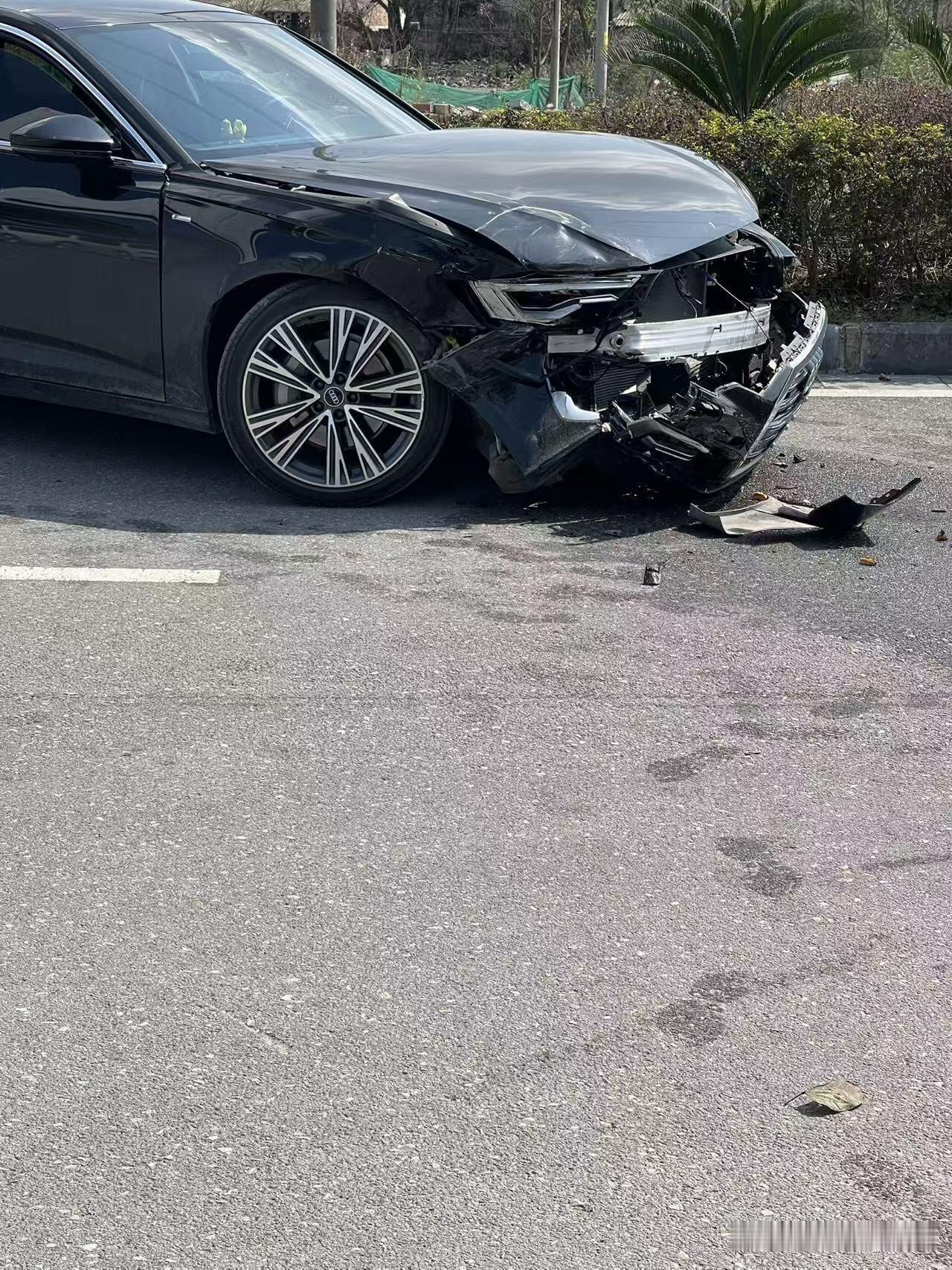 车借亲戚被撞成这样了，怎么办去年买的车，平时爱护有加，一年没舍得开几趟，年二十