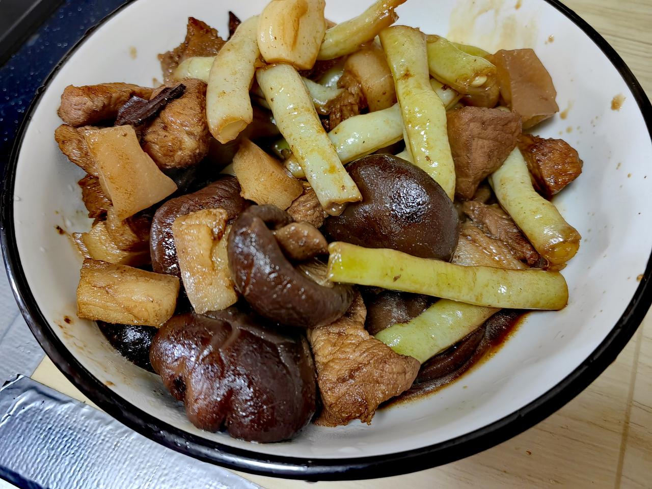 父女俩的午餐，肉炖香菇豆角，白不老切丝素炒，黄瓜炒鸡蛋。女儿说好吃。​我特别奇