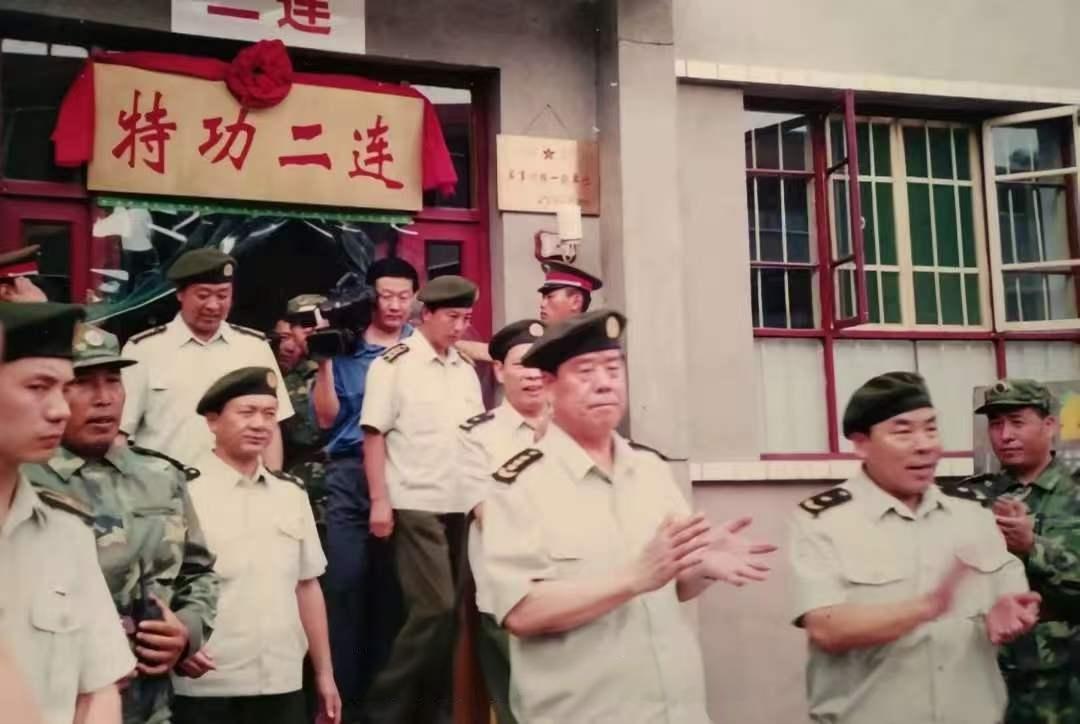 傅全有上将十分罕见的照片，视察特功二连。傅全有是山西原平人，是一名战士干起，成