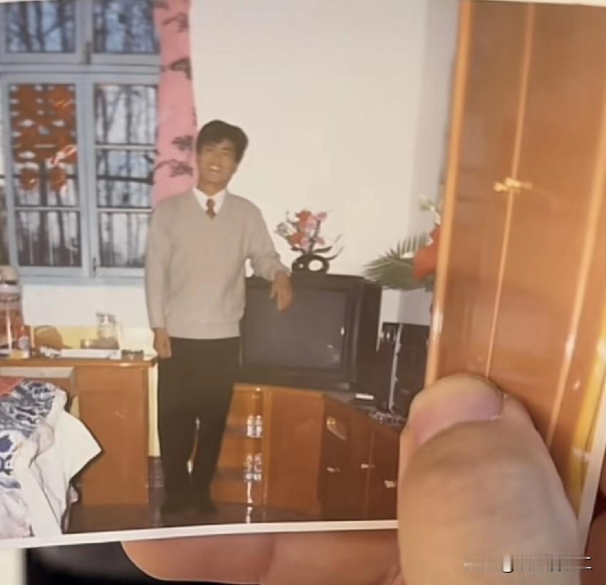 南京双胞胎父亲结婚照曝光，家境很好，却照样放弃了对哥哥的治疗，而养父母在农村，经