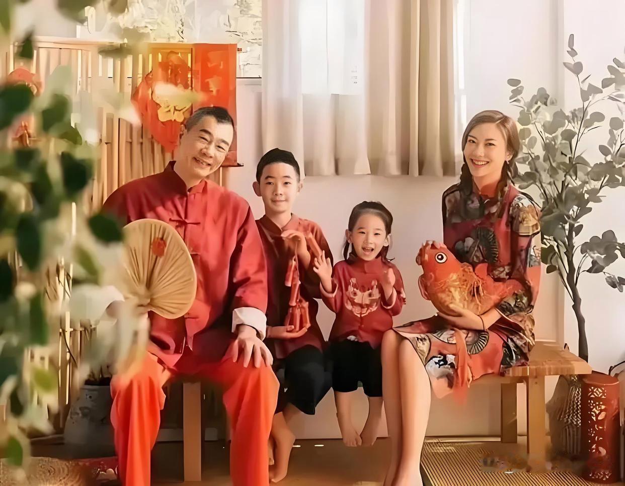 应采儿刚嫁陈小春那几年，最怕的就是过年。别家除夕热热闹闹，鞭炮声、说笑声能传