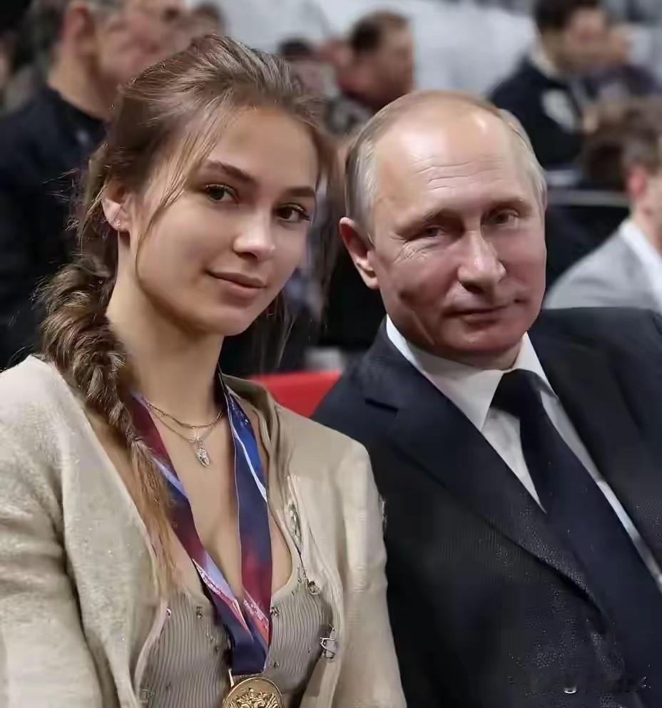 关于俄罗斯总统的感情生活受到关注。其伴侣卡捷琳娜·提哈诺娃女士是位出色的女性。她