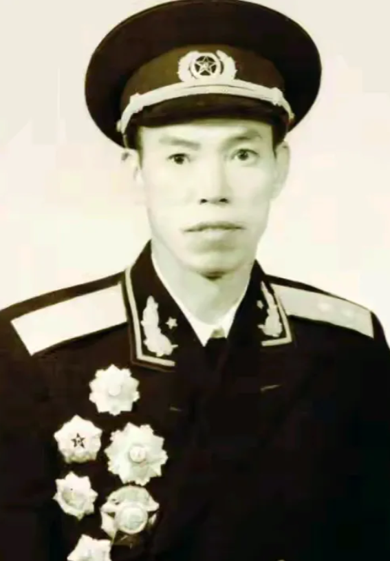 1967年春季，梁兴初升任解放军成都军区司令员。当时他的老首长、四野战友邓华也在