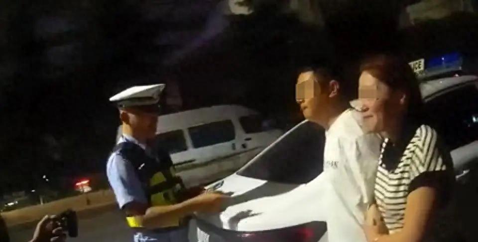 “离了个大谱！”8月10日，贵州贵阳，一对夫妻在晚上喝了酒之后，却分别骑着摩托车