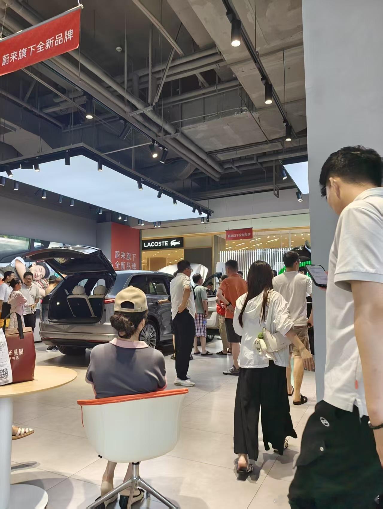今天周末，来看乐道L90的人，一如既往的暴多[作揖]这可不是巡展哈，也没搞什么排