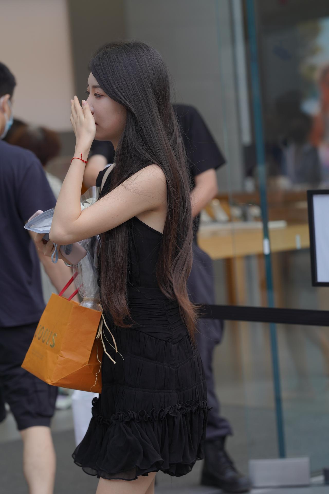 成都街头偶遇黑色套装小姐姐