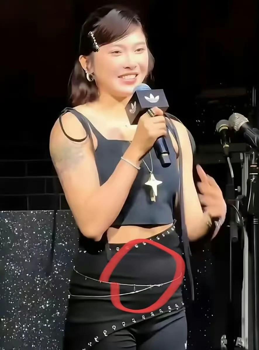 吴艳妮这体型变化的让人捉摸不定！不久前吴艳妮参加节目时小肚子上还是赘肉丛生。