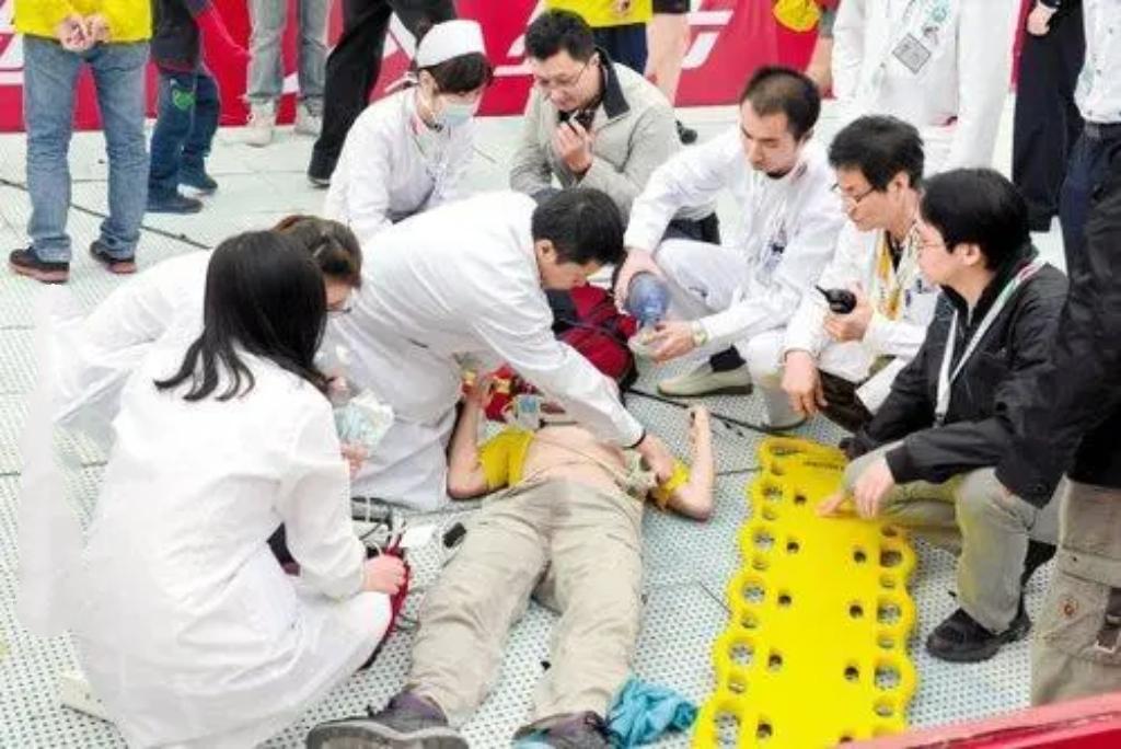 当下，年轻人猝死事件频发，多与不良习惯紧密相关。长期熬夜，让身体得不到充分休息；