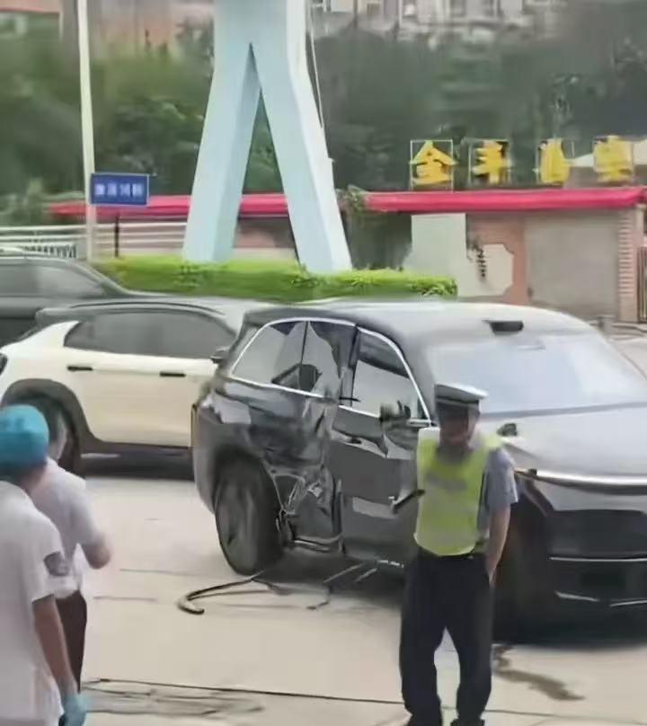 太痛心了！又一起因违规驾驶引发的悲剧！转向灯没亮，后果一下砸在现实里。5月2