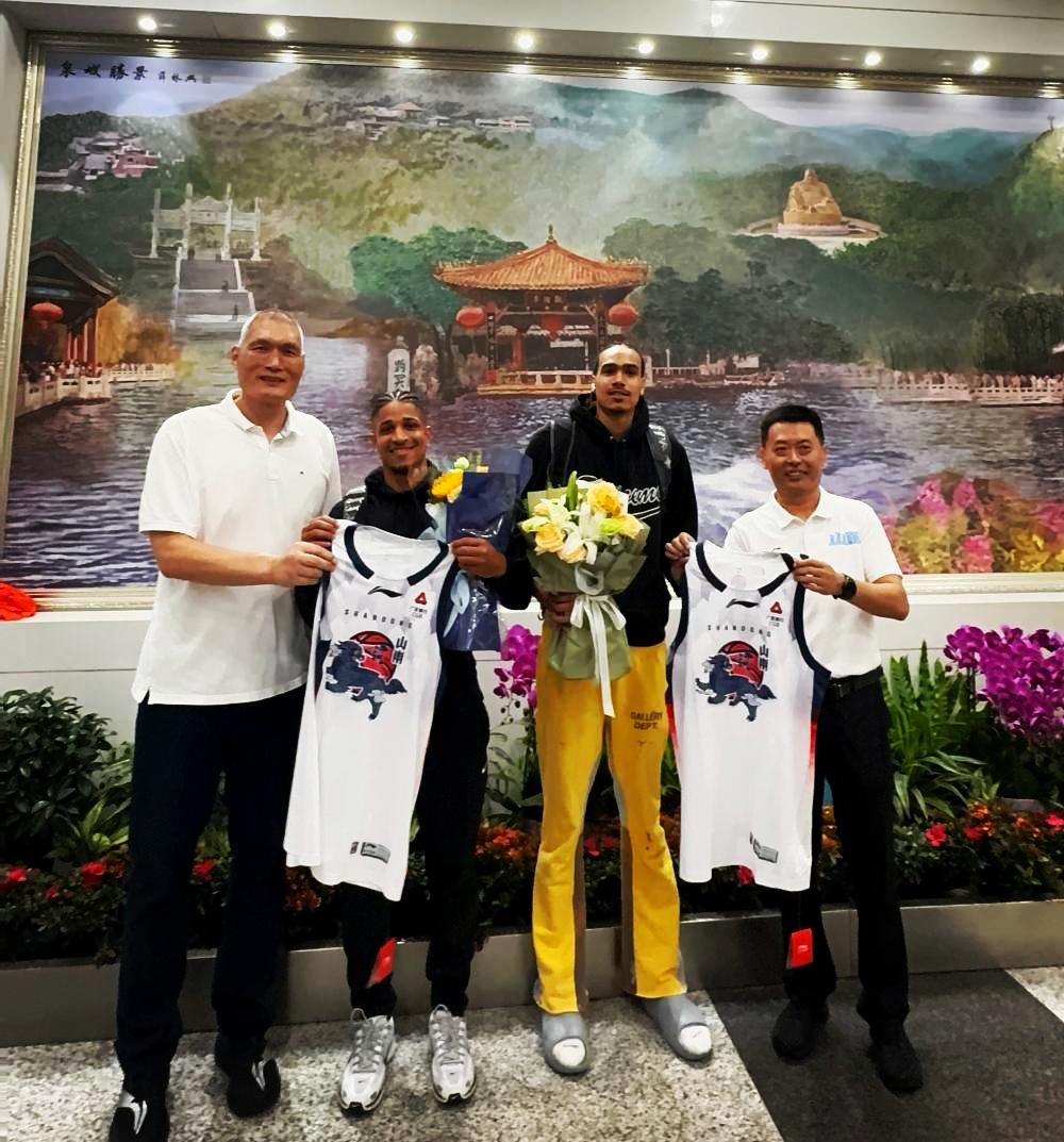 为何班顿、阿方索·普卢默会同日抵达济南。班顿、阿方索·普卢默一同抵达济南，并