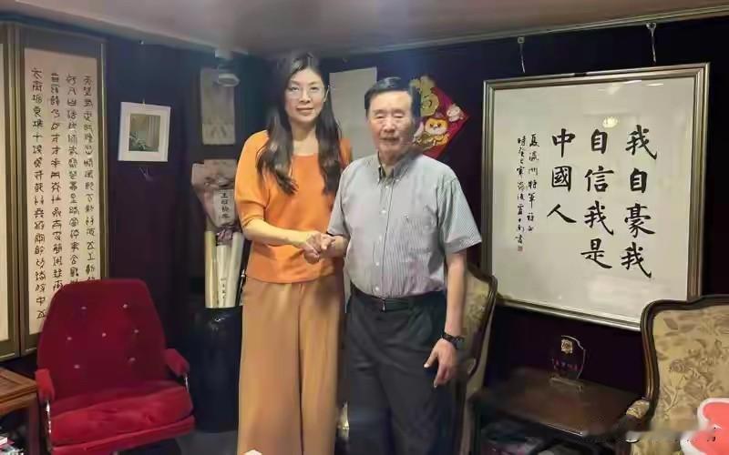邱毅教授才警告过：选国民党主席，两岸政策不能太清晰，否则选不上。但郑丽文在拜会夏