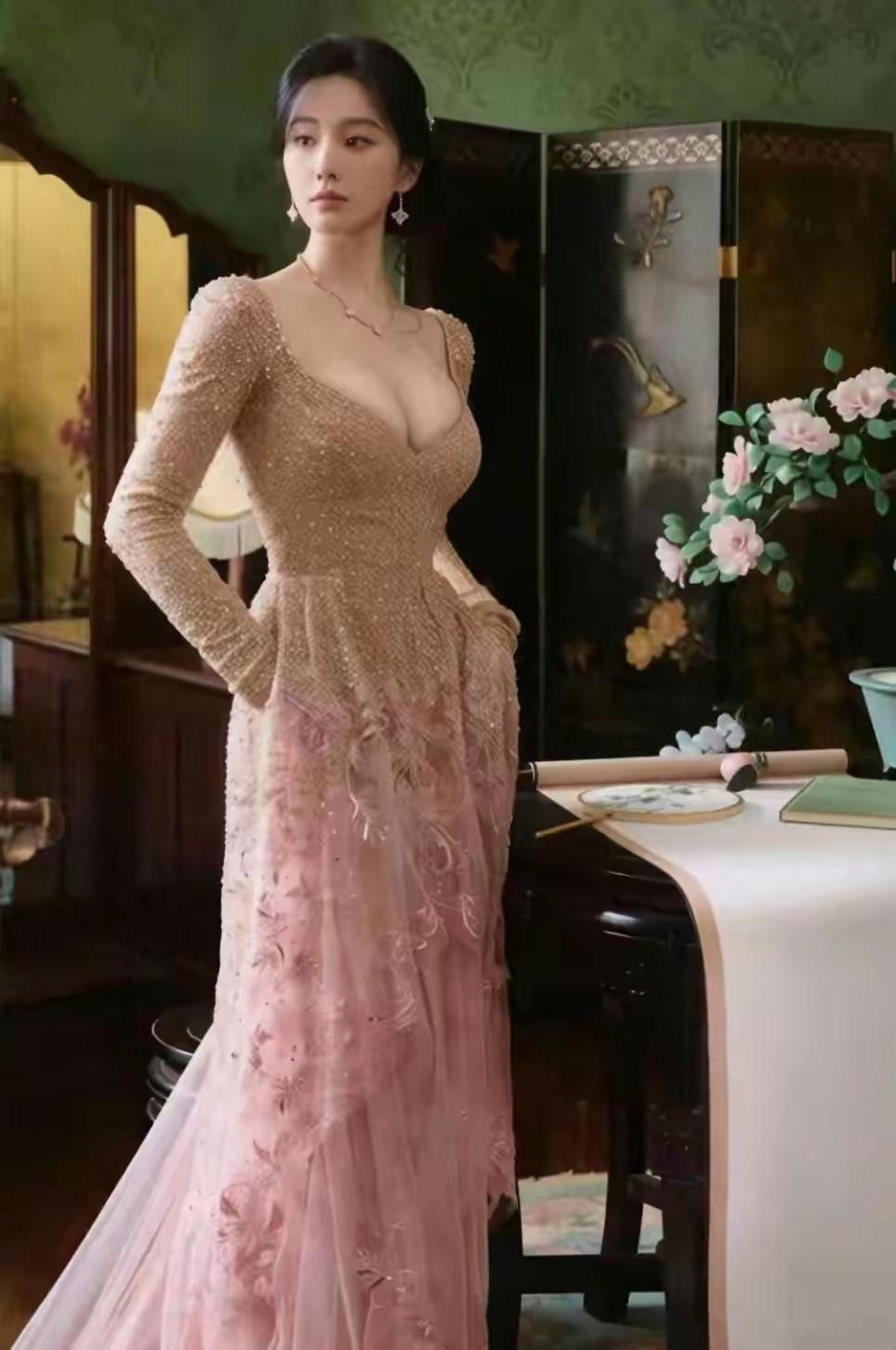 优雅复古风，粉色长裙与古典家具的完美搭配，尽显女性魅力。