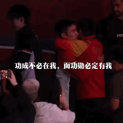 王皓紧紧抱了小牛，感谢他对楚钦的照顾，对乒乓球队的付出[加油][加油]其实是不