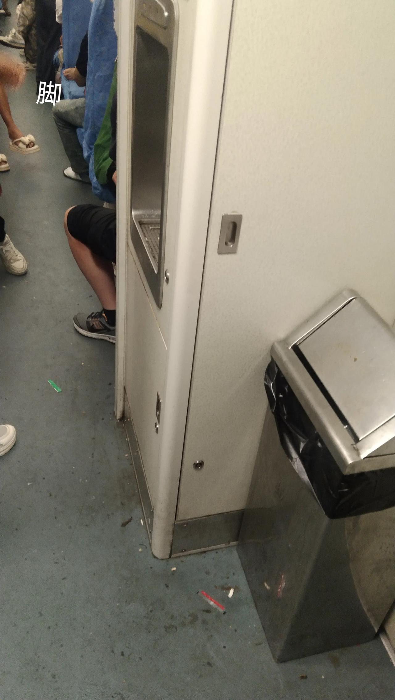 多少年了，火车上这个“怪现象”还是有。有很多年没坐火车出行了，本周有空，带着孩子